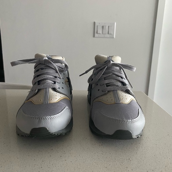 Nike Huarache Sneaker - Picture 1 of 4